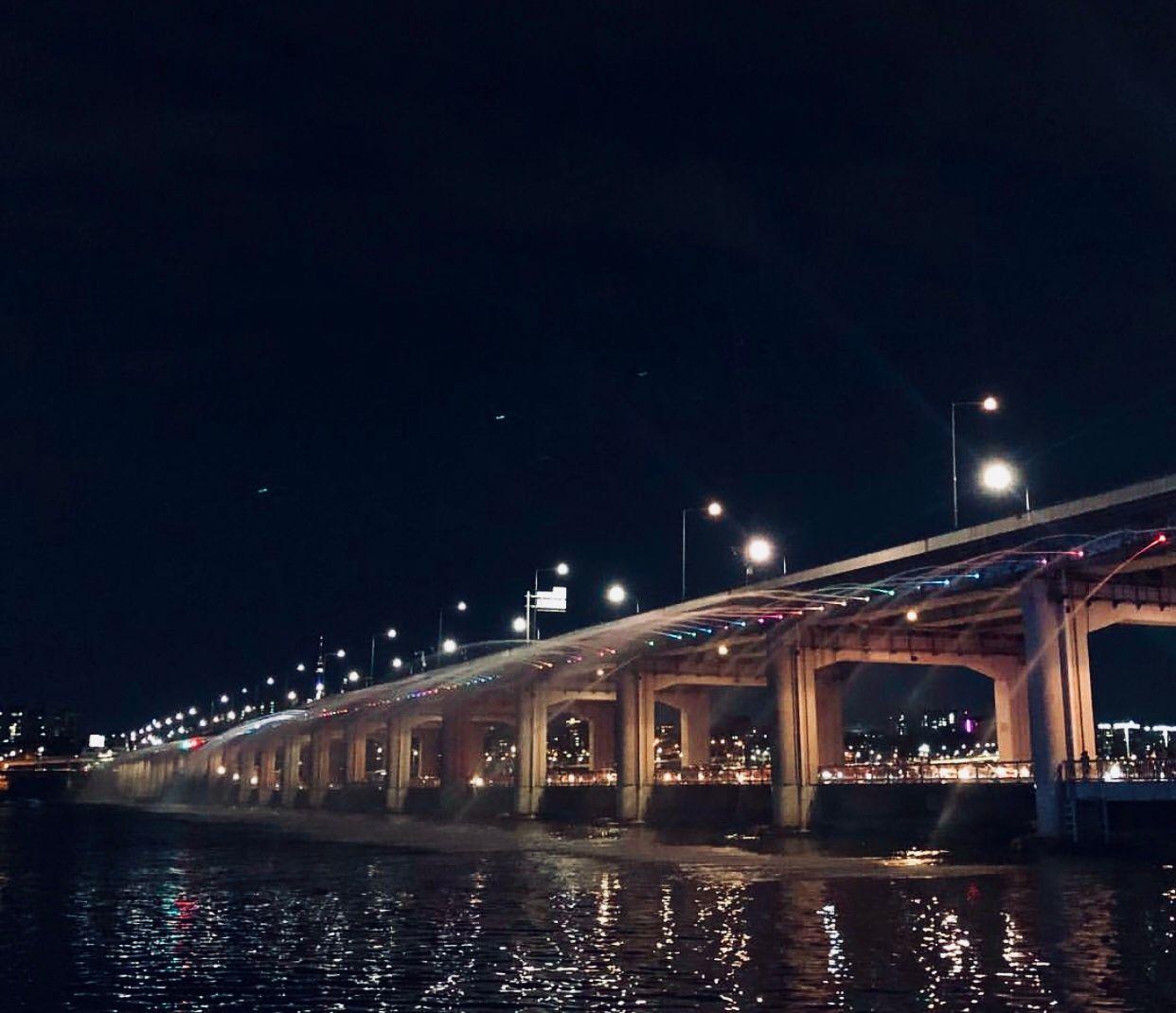 盘浦大桥夜晚的彩虹喷泉吸引着众多情侣前来拍照和共度浪漫时光。